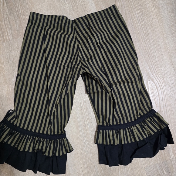 Striped Ruffle Capri Pants - Picture 3 of 4
